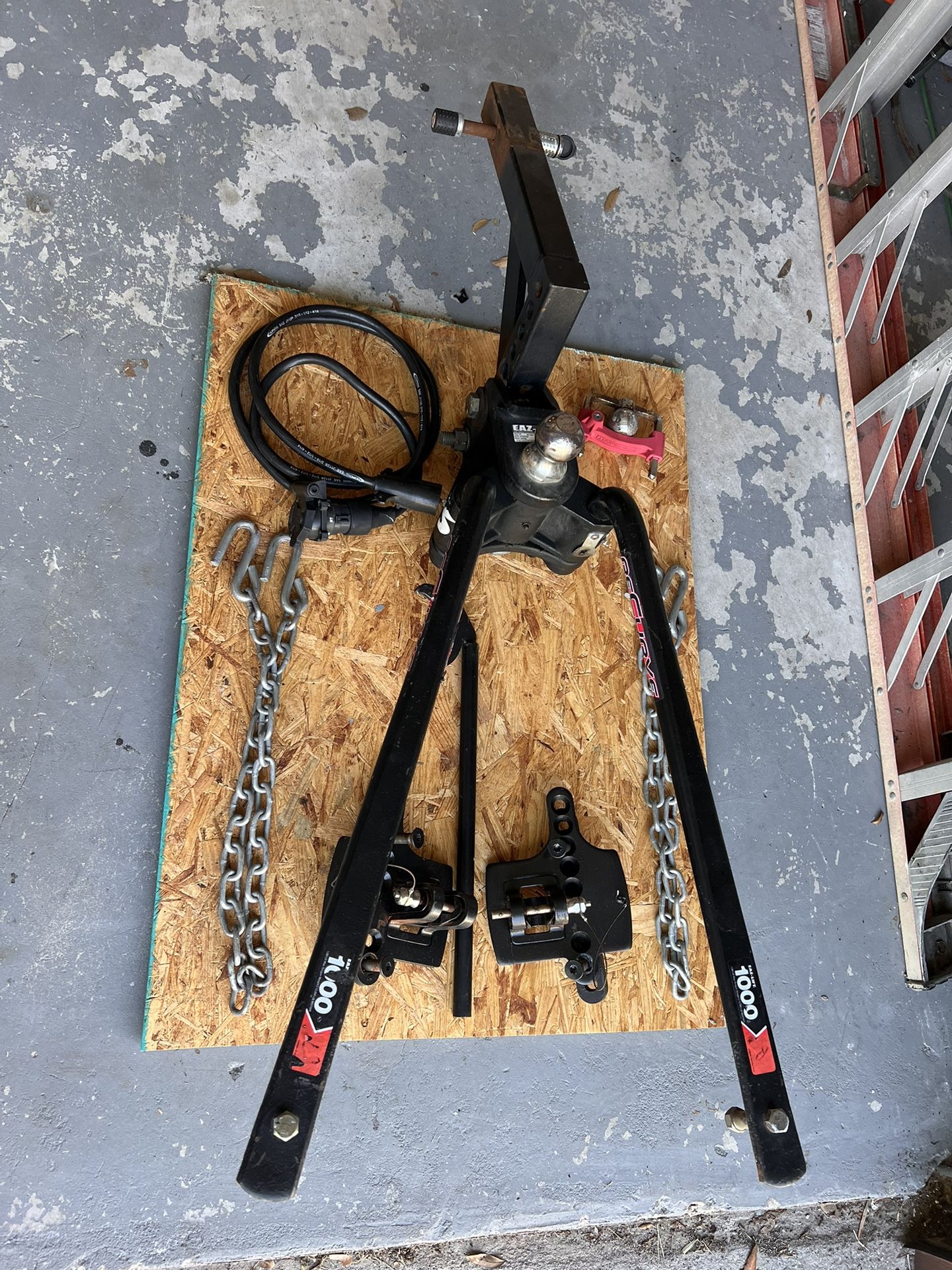 Camco EazLift ReCurve R6 Weight Distributing Hitch Kit with Adjustable