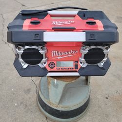Milwaukee job site radio