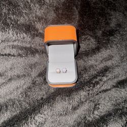 Earrings 1 CT