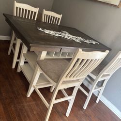 Beautiful Solid Wood Dinning Table With 4 Chairs