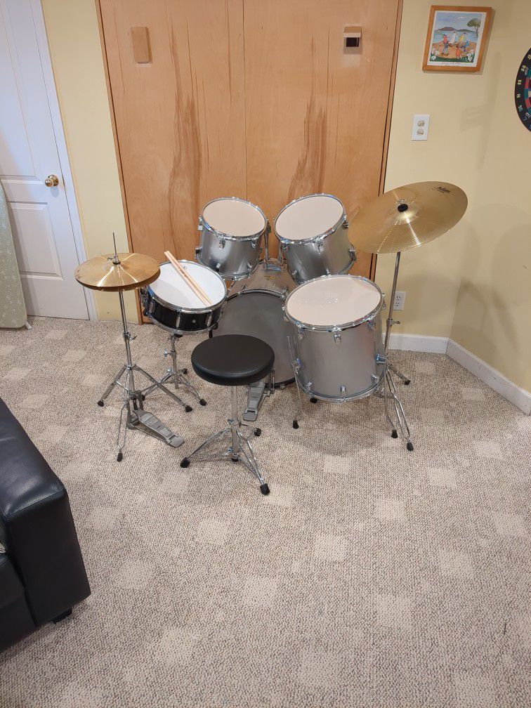 Complete Drum Set - 5 piece with Hi-hat and cymbal 
