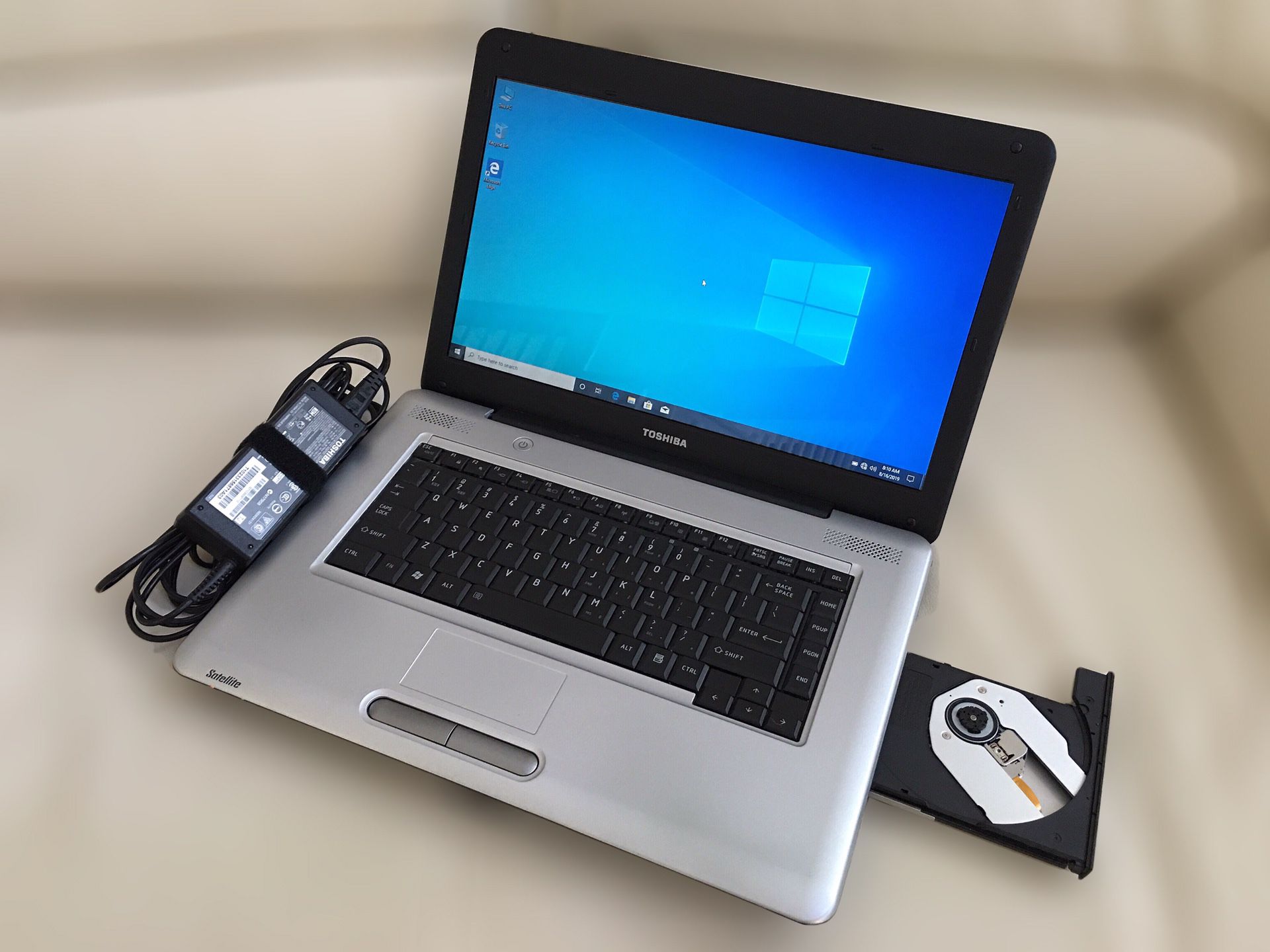 Toshiba laptop / Windows 10 / Antivirus / Charger