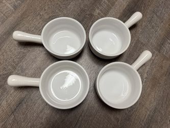 New in box LE TAUCI Soup Bowls with Handle