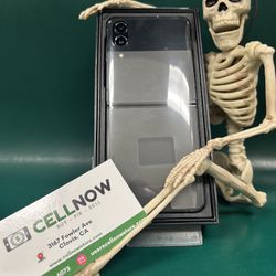 Halloween Sale! Samsung Galaxy Z Flip4 AT&T 128GB - Black Open Box