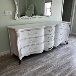 $650 Dresser Vintage , We Have All Set  And We Have All Set Bedroom ( Bed , 2 Mirrors ….and Etc ) 