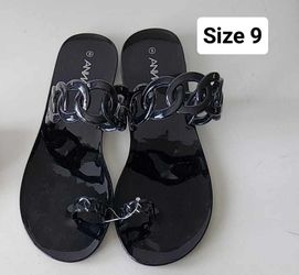 New women’s sandals size 9