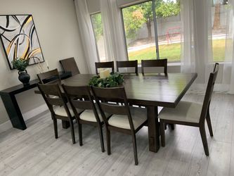 Beautiful Dining table & 8 chairs & extension