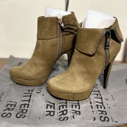 BNWT woman's Guess cuff Ankle boots/booties