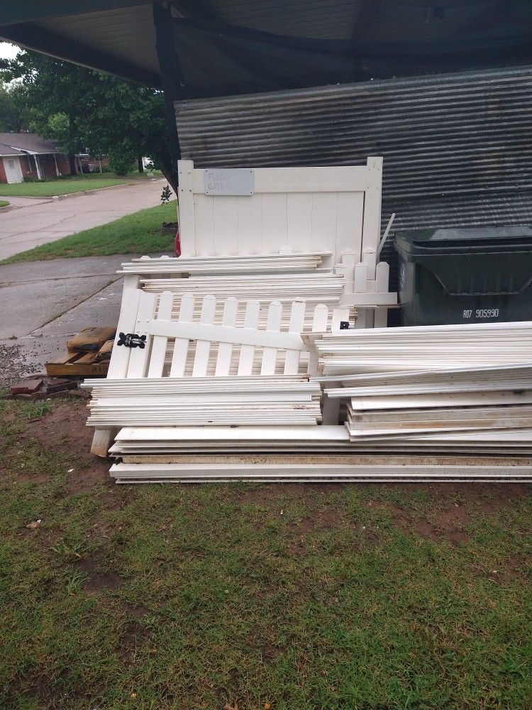 White Vinyl Fence 80 Ft 2 5 Ft Gate