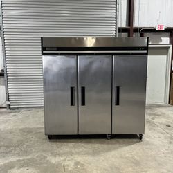 Maxx Cold Commercial 3 Door Refrigerador