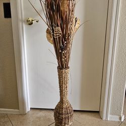Wicker Vase With Filler 
