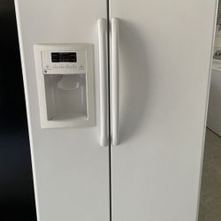 GE White. Side By Side Fridge 