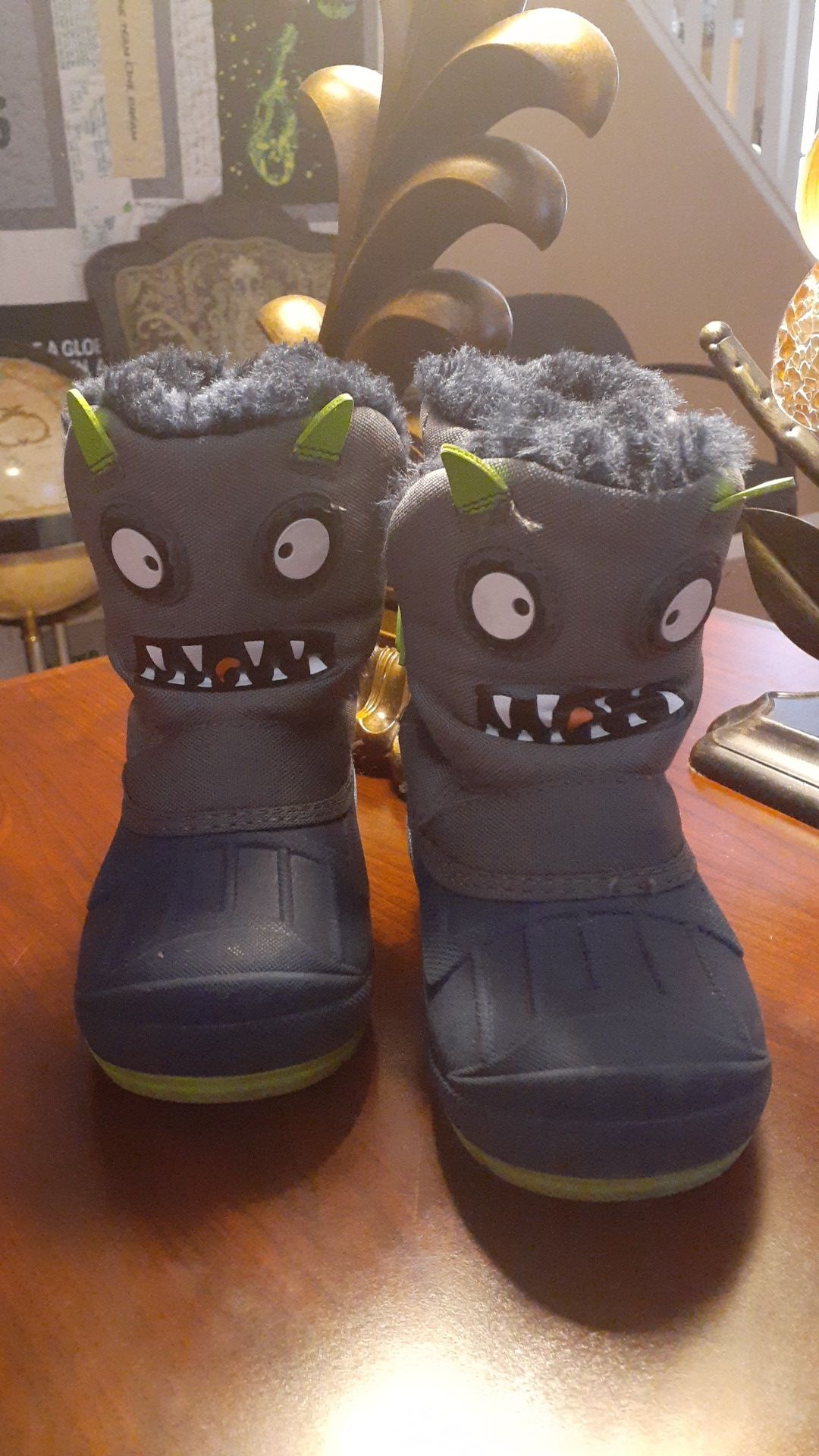 Snow boots size 6 toddler. Thermolite.