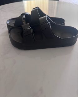 Sandals size 8