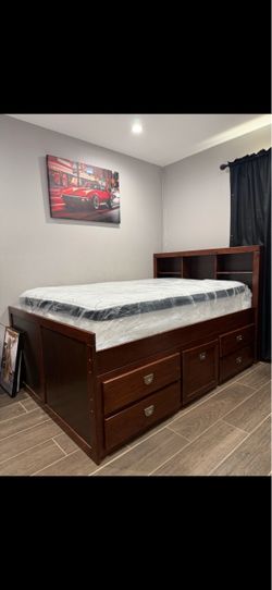 ***Full size Bed Mattress/Drawers/Mirror***