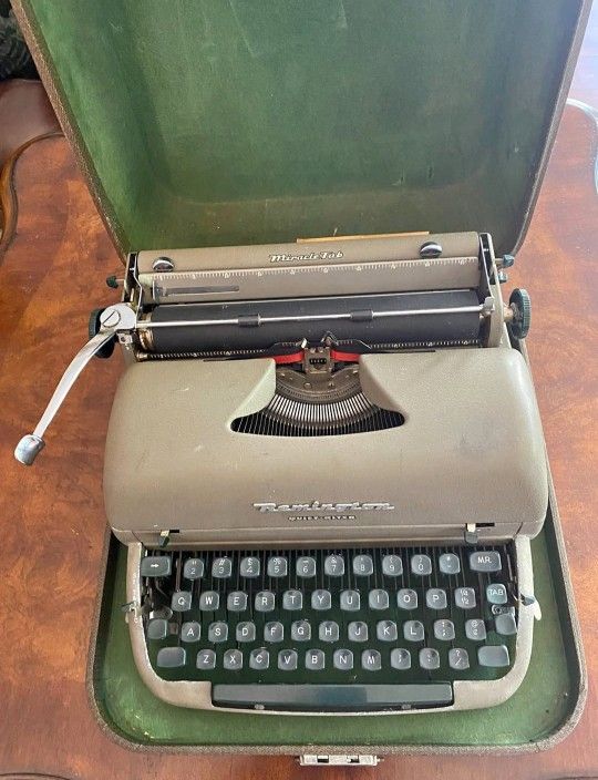 Typewriter Machine - Works Great