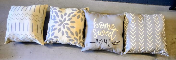 4 18" Foam Pillows