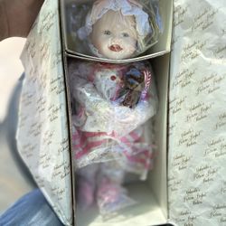 6 Dolls. ,, Muñecas