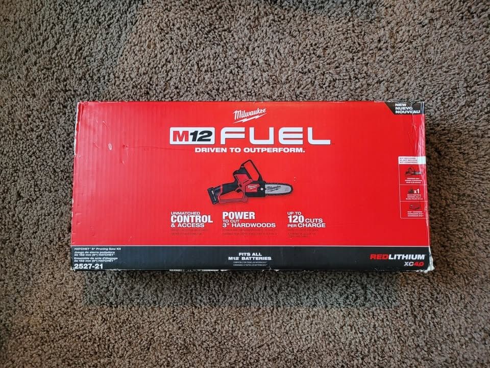 NEW MILWAUKEE 2527-21 12V M12 FUEL 6 INCH BRUSHLESS HATCHET PRUNING CHAINSAW KIT