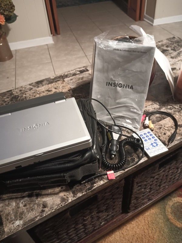 Insignia NS-8PDVD Portable DVD Player with bag and Remote & Manual 