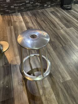 4 Bar Stools Aluminum Modern Looking