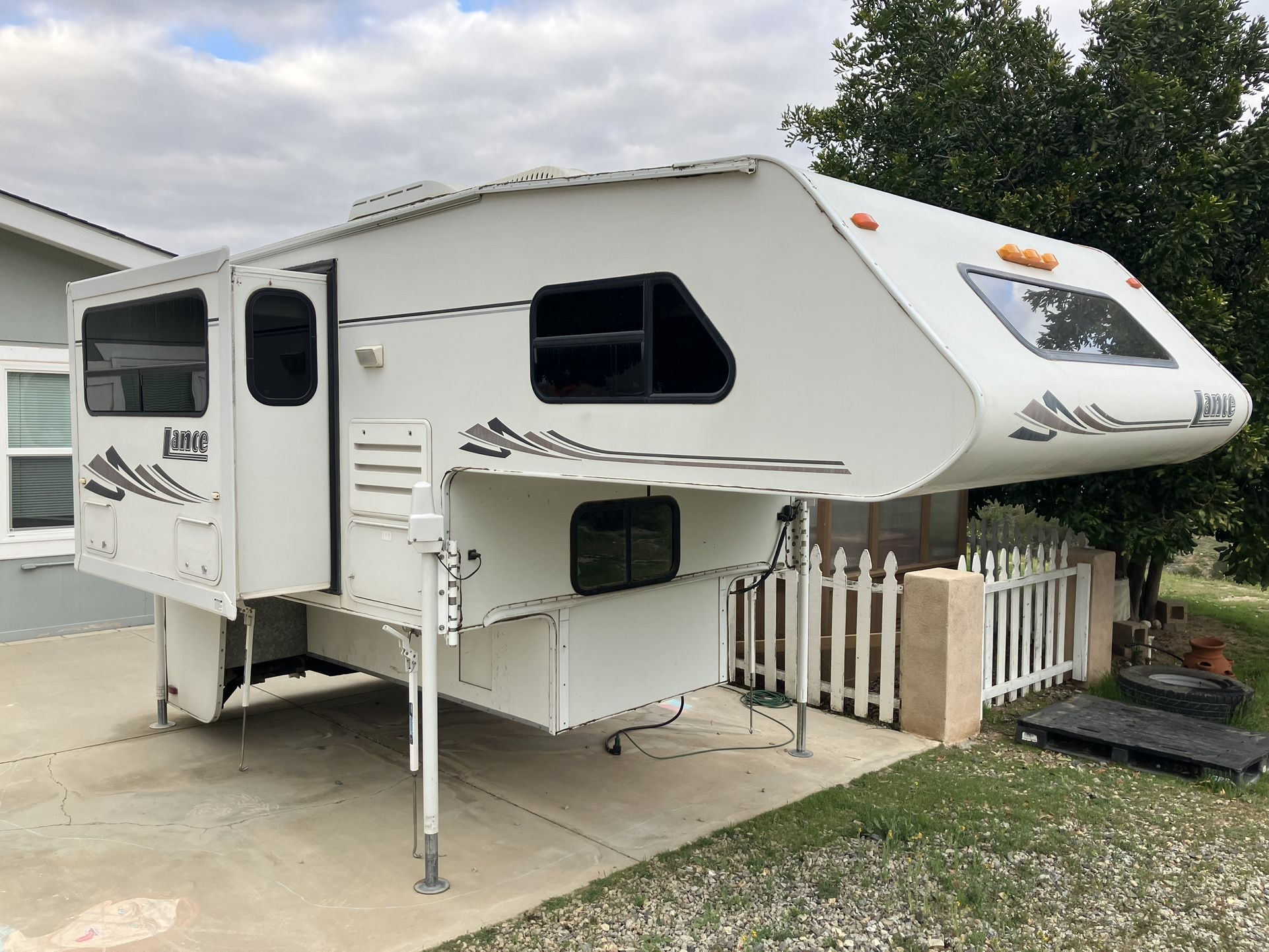 2004 Lance 821