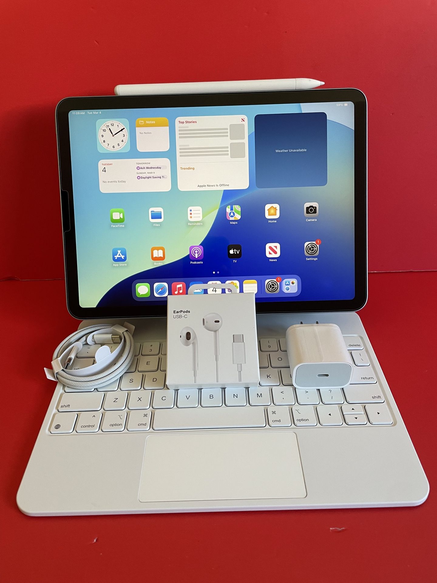 Apple IPad Air 5th Generation (10.9” Liquid Retina/ M1 chip / 2022 Model) 64GB with pen, keyboard case & Accessories (256gb $549)