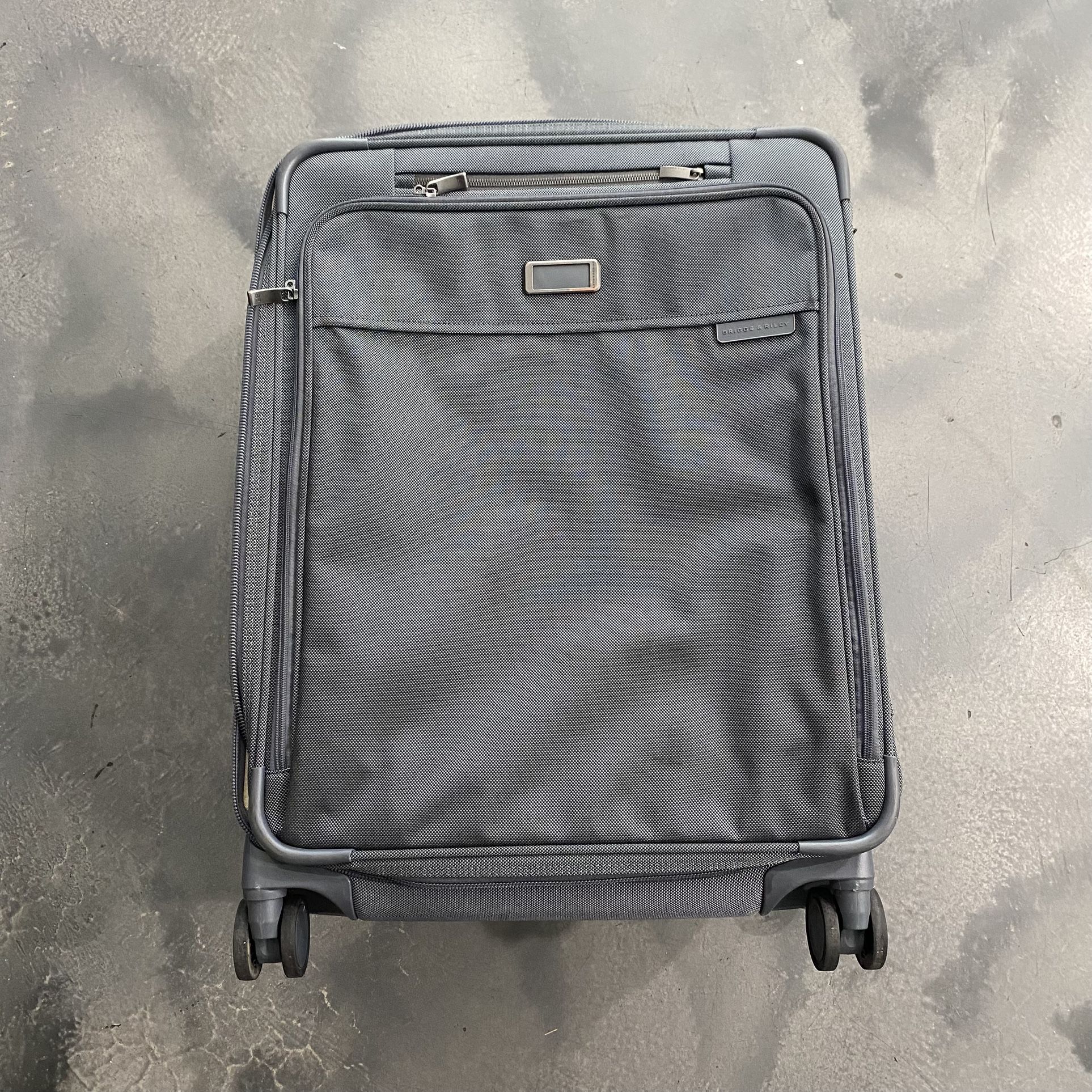 Briggs & Riley Baseline Medium Expandable Spinner 26"x18”x11” Gray