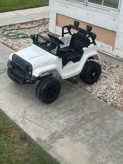 Amazon Best Choice White Jeep Wrangler with parental remote control