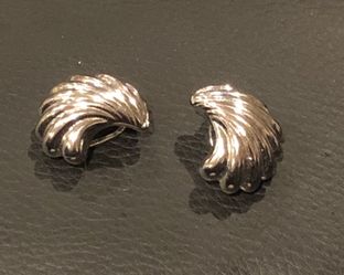 Beautiful silver tone clip earrings