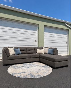 FREE DELIVERY‼️ Gray Sectional’s is /Chaise