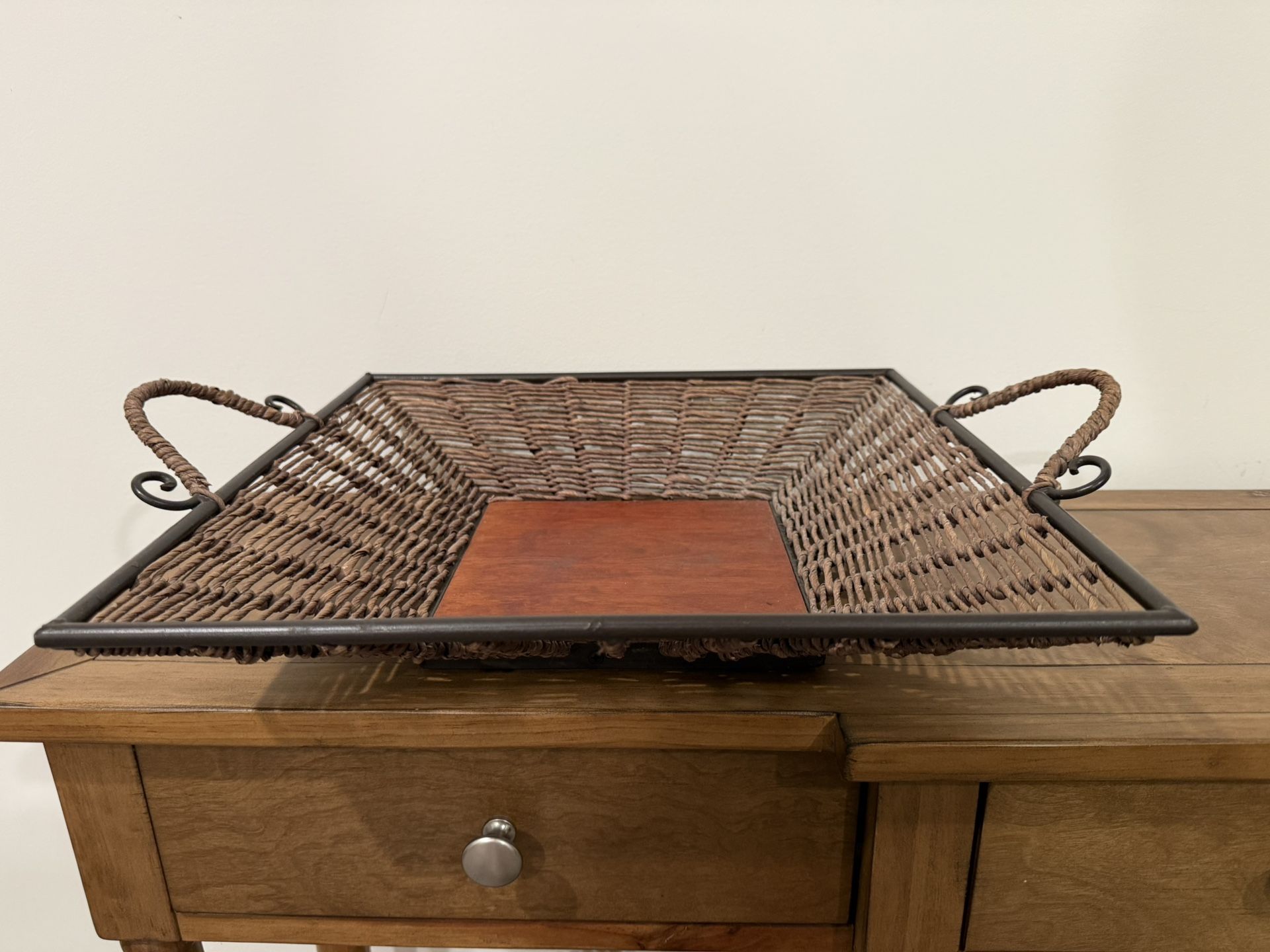 Woven/Iron/Wood Basket (20 x 15)