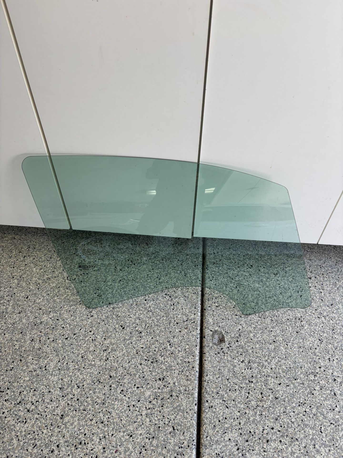 2013 Chev Volt Passenger Door Glass