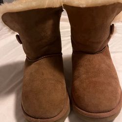 Ugg Bailey Button Women  Size 7  /  Youth 5.5