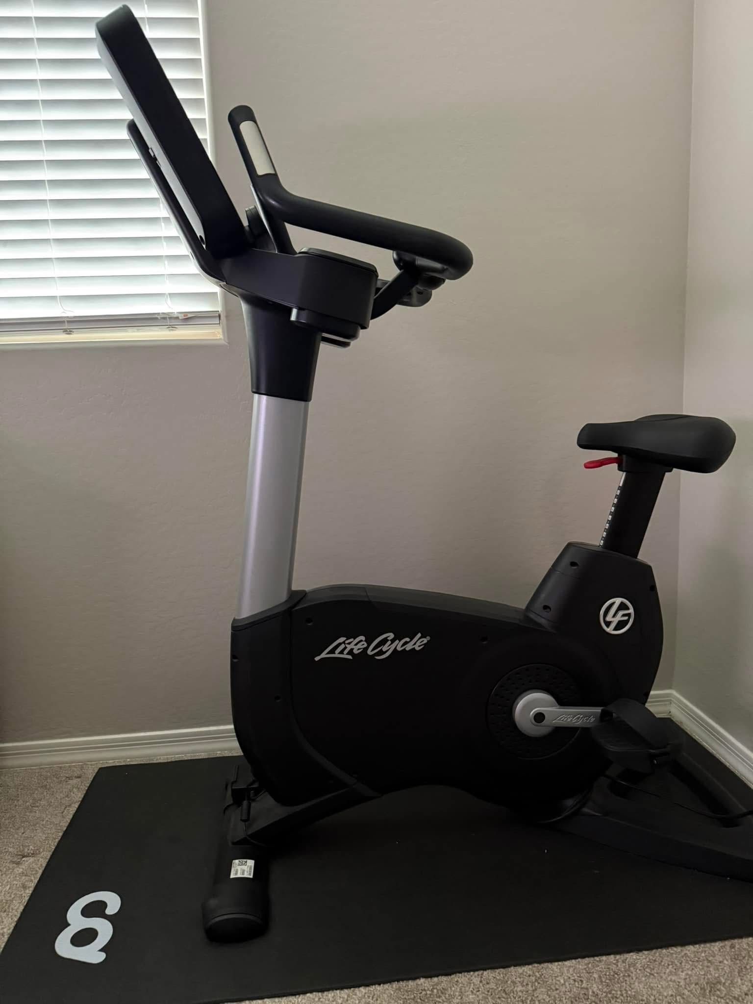 Life Fitness Commercial Exercise Bike 