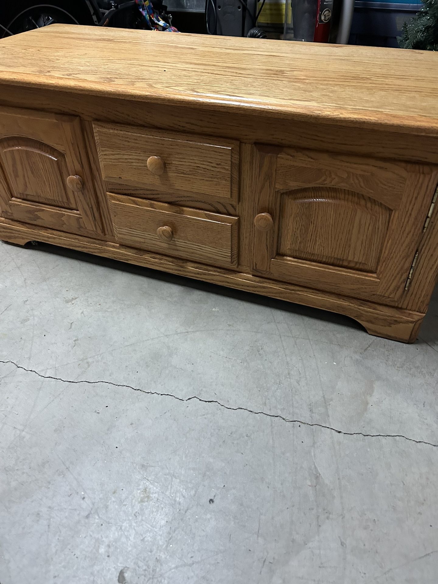 Beautiful Oak Coffee Table With Storage