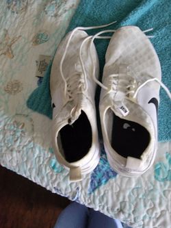 Gently used Nike tennis shoes size 8 white with black Logo size 8