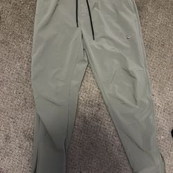 Nike Dri-FIT Men's Green Track Pants Size S Lightweight Zip Pockets Tapered Leg