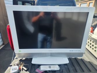 32-in Vizio TV With Remote Control In Excellent Condition