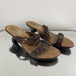 MATISSE Y2K Brown Tan Leather Wooden Circle Bead Dual Strap Kitten Heel Sandals