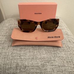 Miu Miu SMU09W Tortoiseshell Oversized Logo Sunglasses – Full Set 