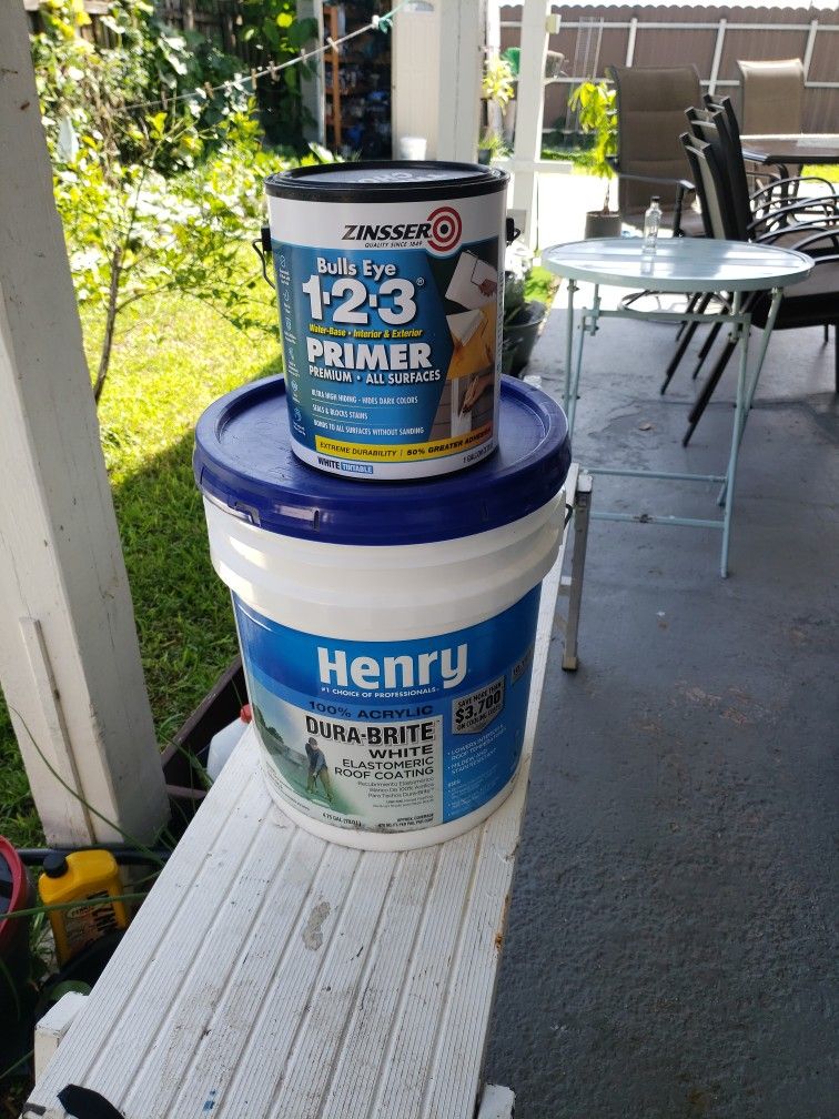 5 Galones De Pintura Blanca Y 1 Galon De Primer. 92$ Los Dos.