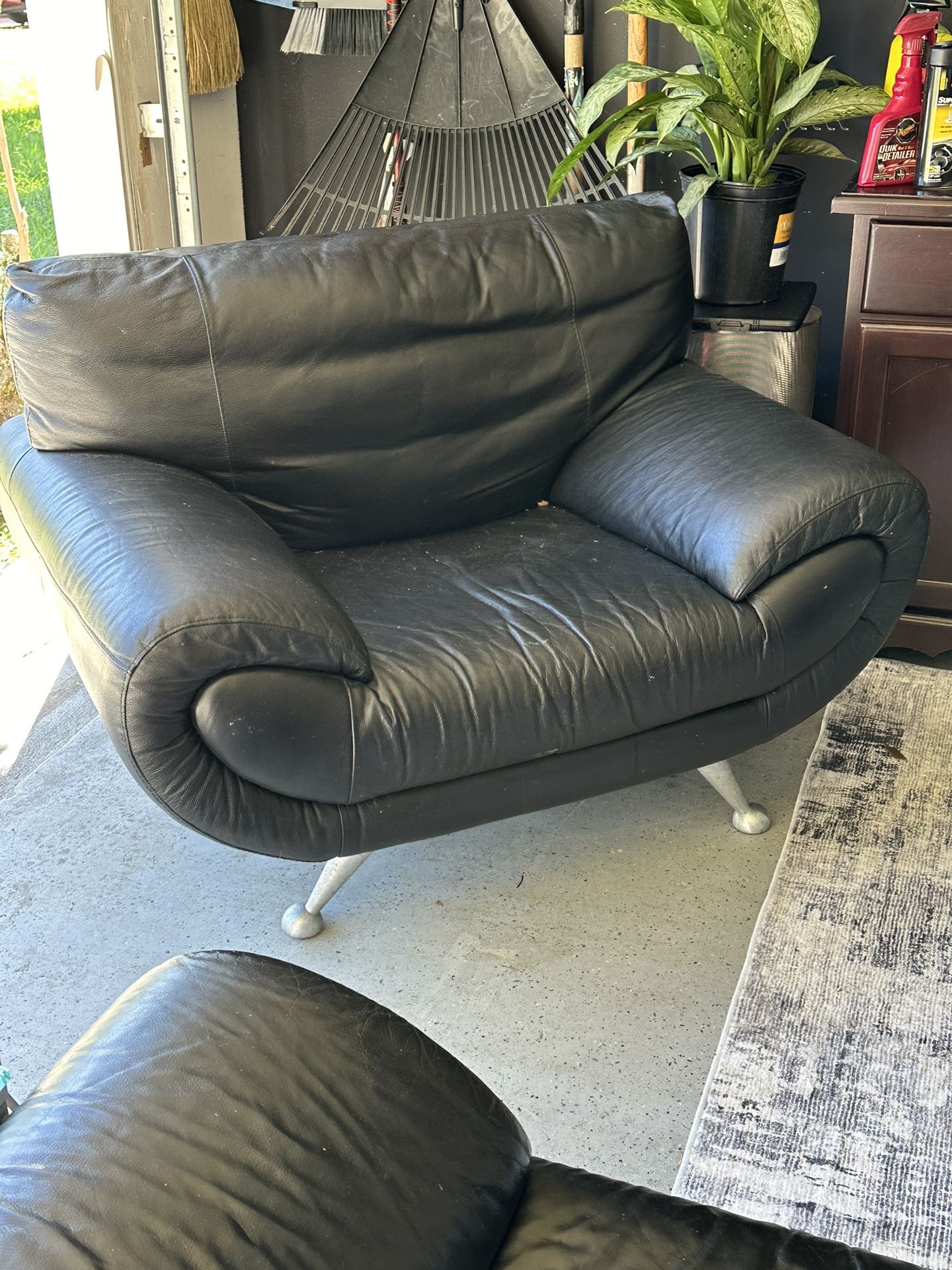 Black Leather Sofa & 2 Matching Chairs. Modern