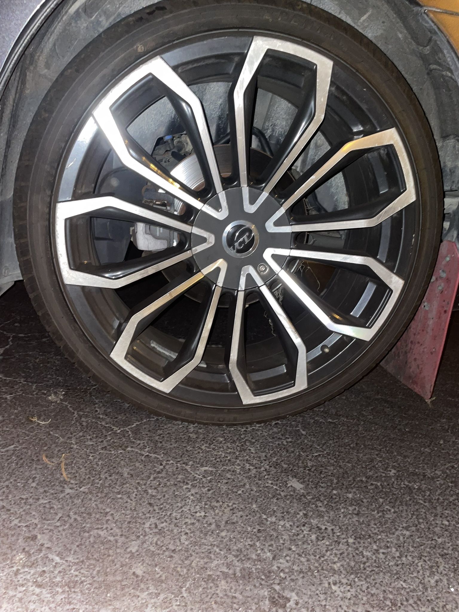 265/35 R22 102V XL Tires And Rim