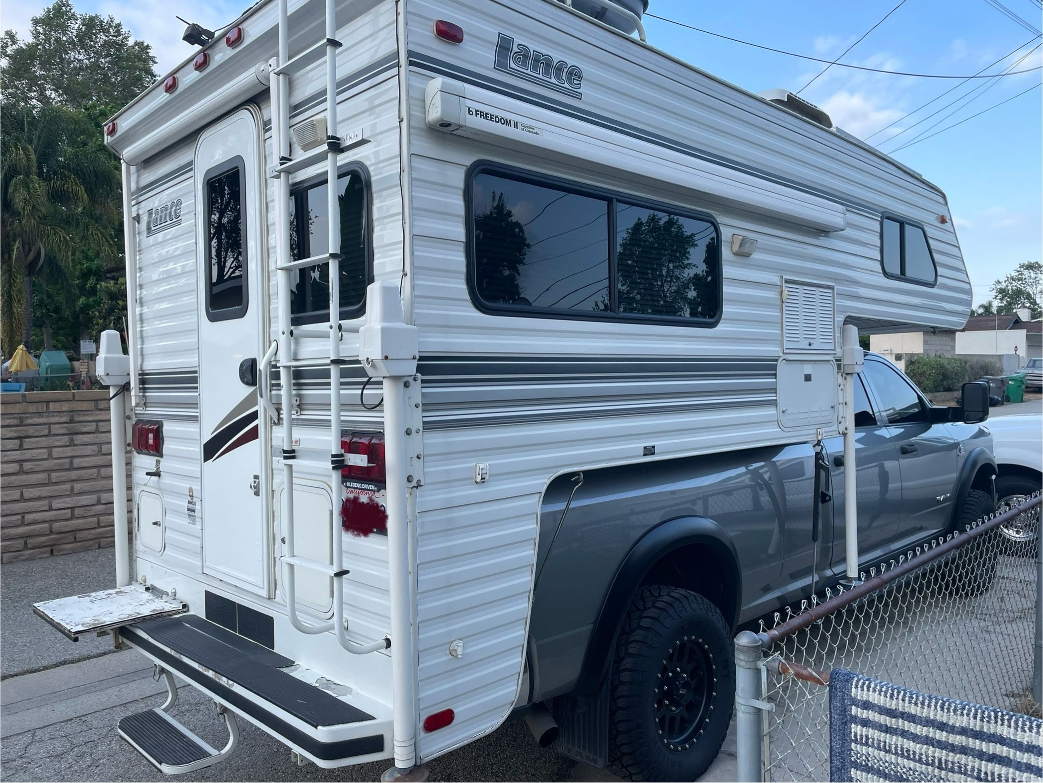 1999 Lance 910
