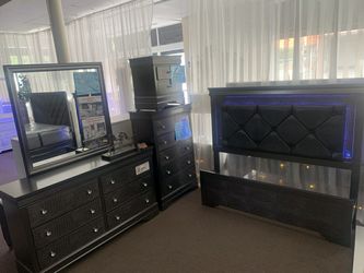 Modern Black Bedroom Set with LED Lights & Crocodile-ured Finish