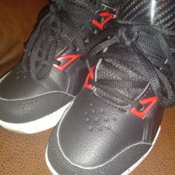 AND 1 GYM SHOES SIZE 1 YOUTH