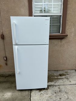 30x30x66 INSIGNIA WHITE REFRIGERATOR 18cuft 3 MONTHS WARRANTY