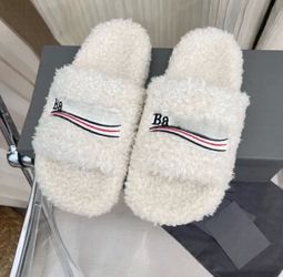 Balenciaga fur slides dm if interested
