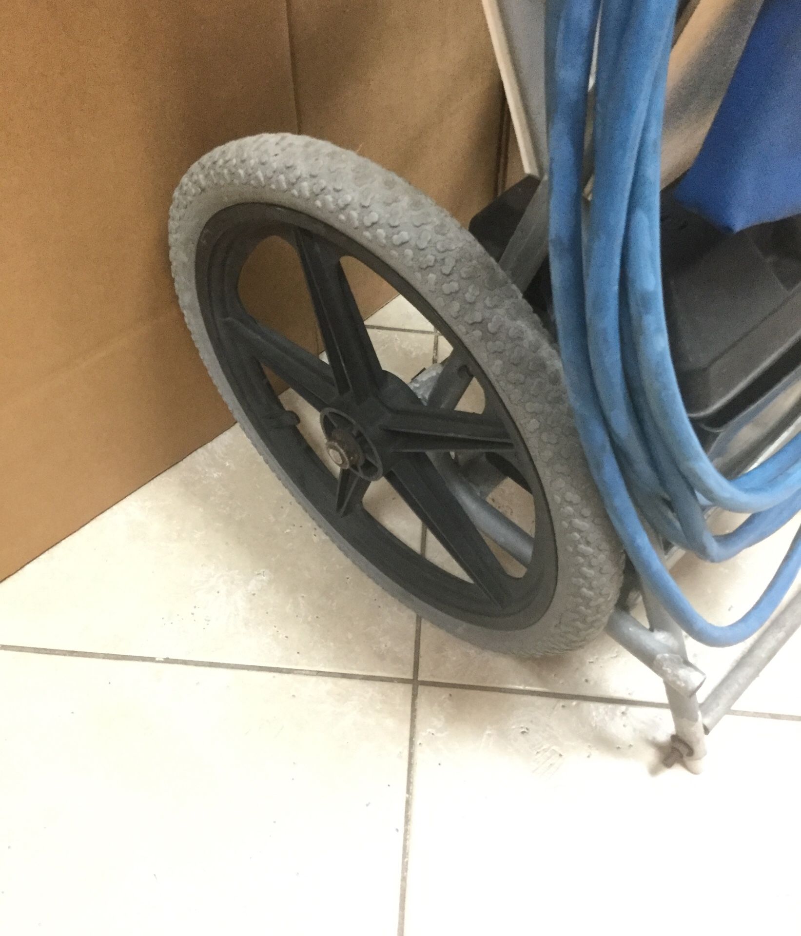 HAMMERHEAD POOL VACUUM 30” With On Board Charger and Battery for Sale